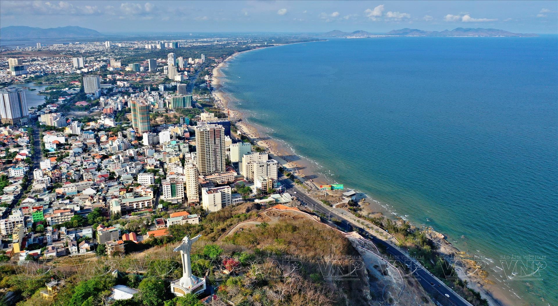 Tỉnh Bà Rịa - Vũng Tàu (BR-VT) sở hữu đường bờ biển dài hơn 300 km với bãi cát thoải, nước biển xanh trong